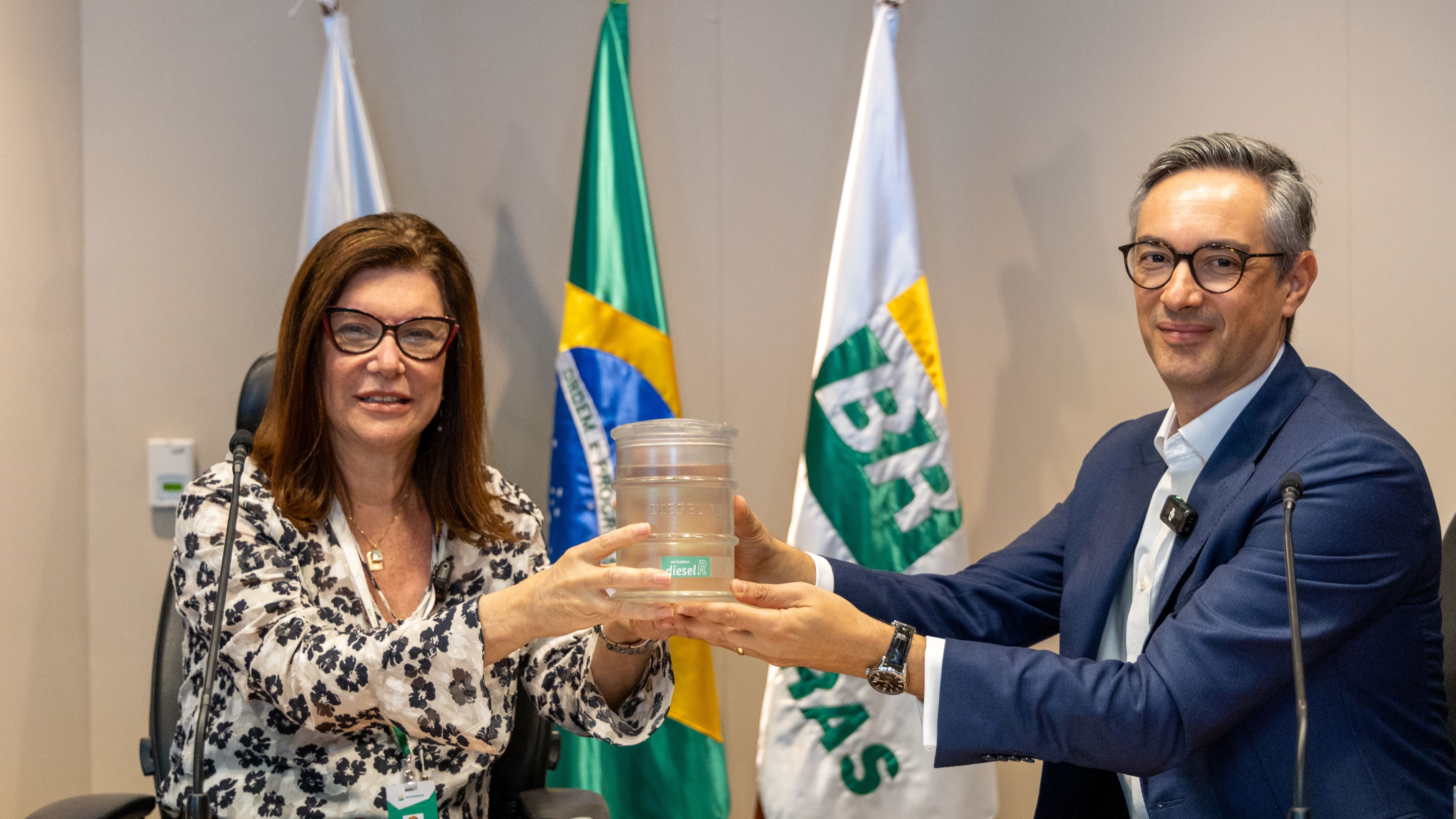 A presidente da Petrobras, Magda Chambriard, e o presidente da Vale, Gustavo Pimenta, durante ato de assinatura